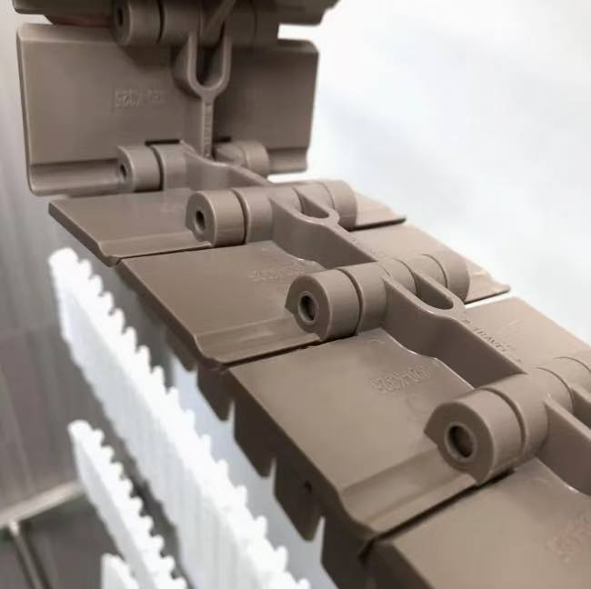 Straight-line plastic chain plate